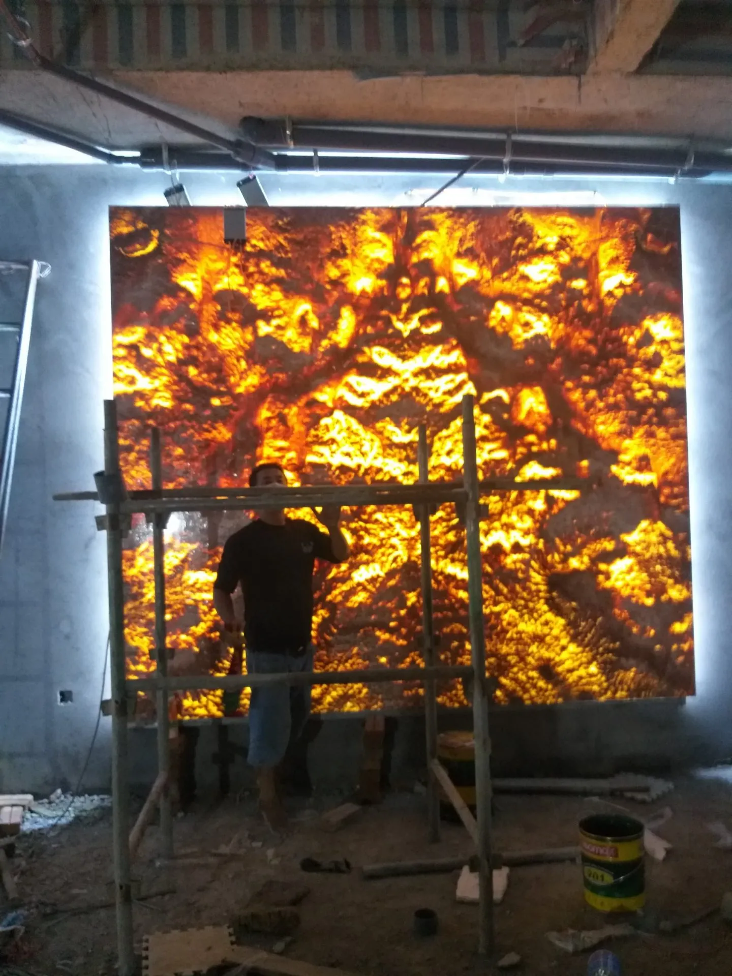 thi công lắp đặt tranh đá xuyên sáng