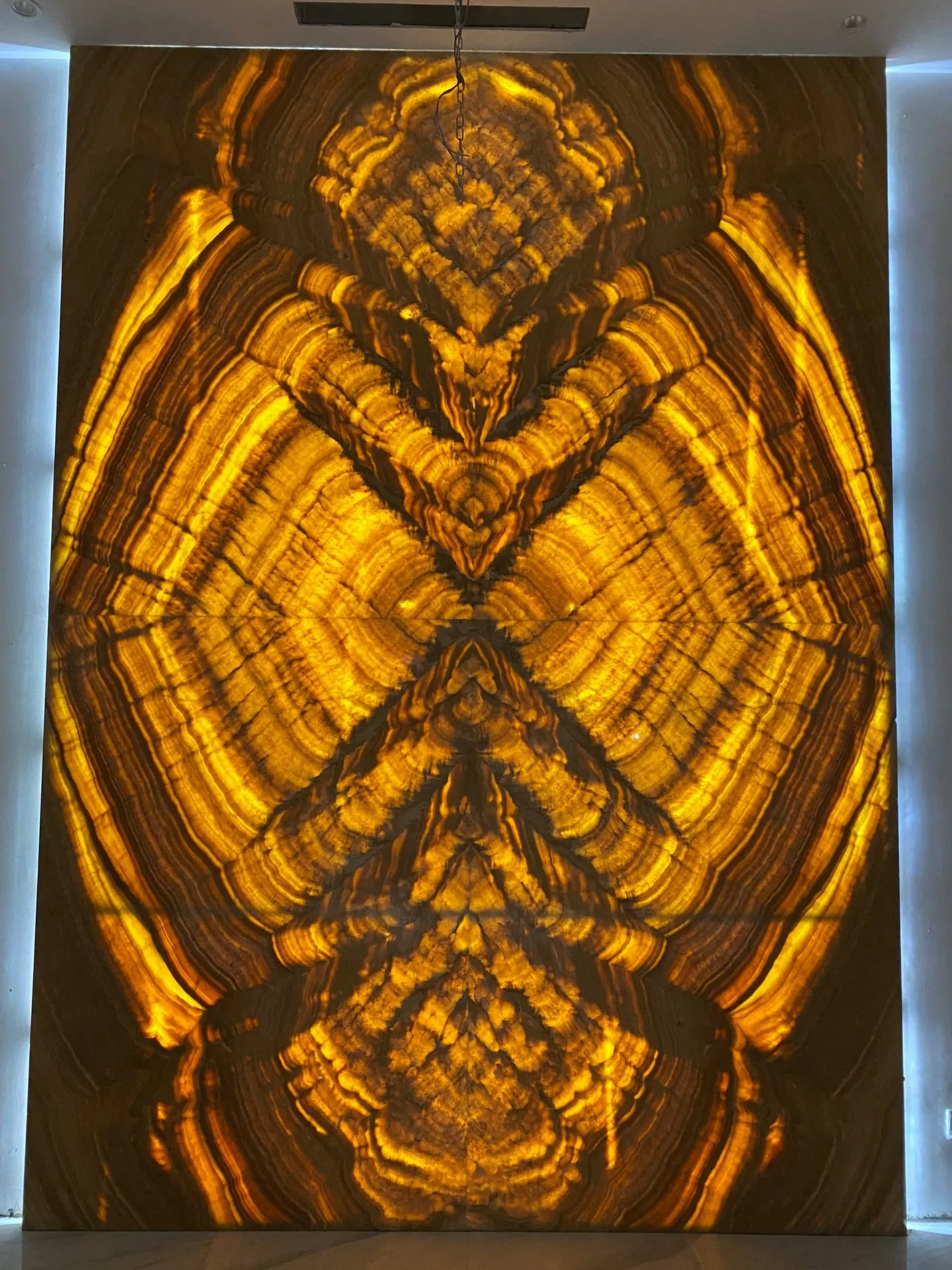 thi công lắp đặt tranh đá xuyên sáng